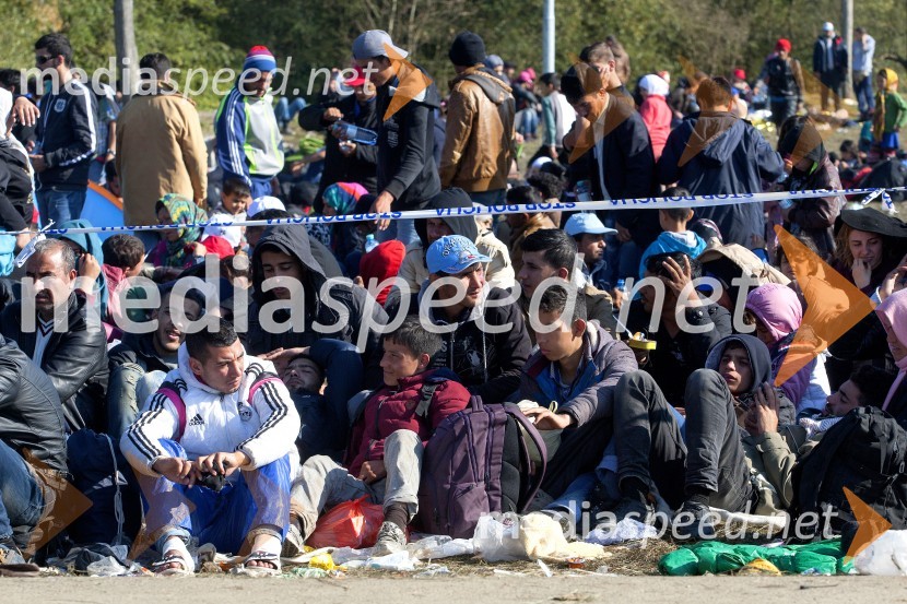 Begunce na mejnem prehodu Rigonce obiskal Borut Pahor
