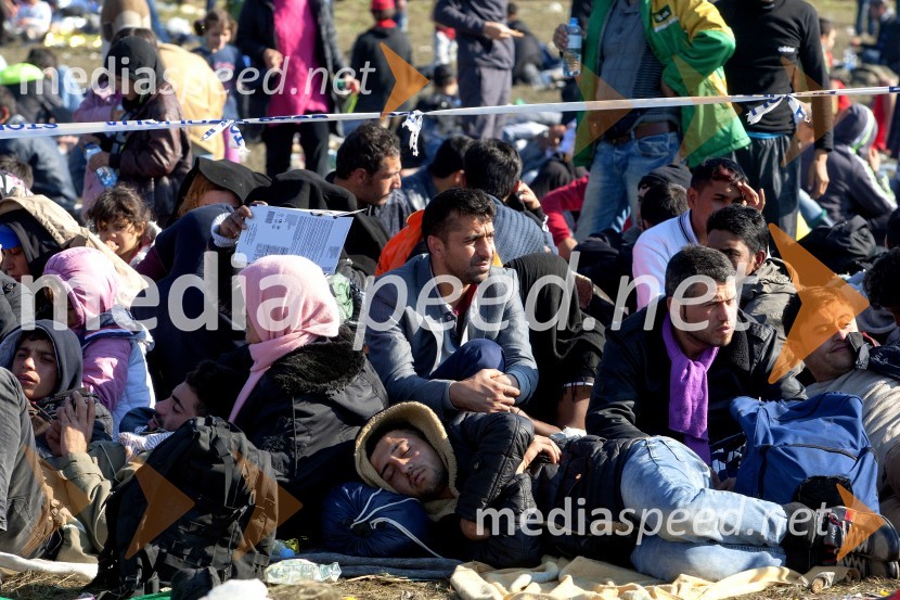 Begunce na mejnem prehodu Rigonce obiskal Borut Pahor