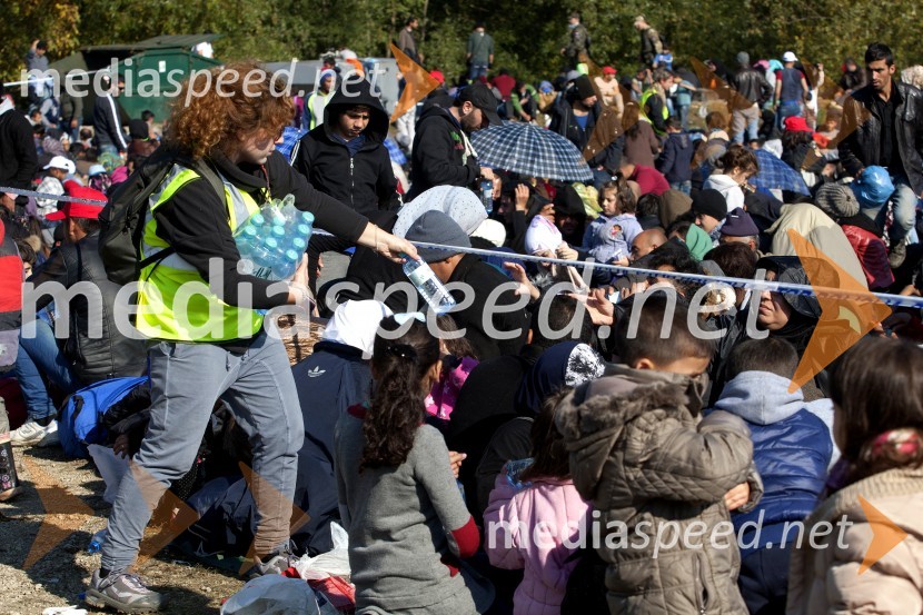 Begunce na mejnem prehodu Rigonce obiskal Borut Pahor