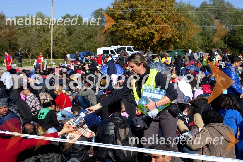 Begunce na mejnem prehodu Rigonce obiskal Borut Pahor