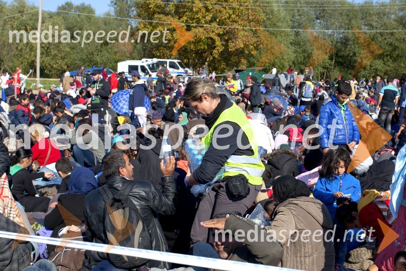 Begunce na mejnem prehodu Rigonce obiskal Borut Pahor