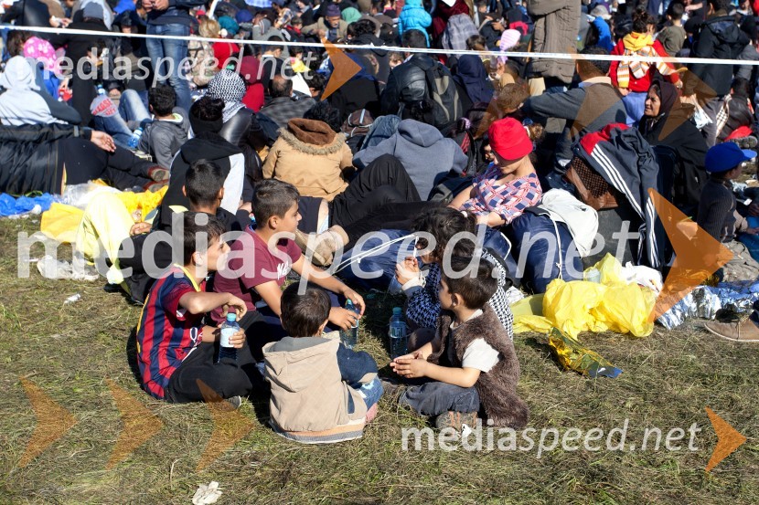 Begunce na mejnem prehodu Rigonce obiskal Borut Pahor