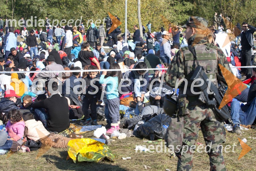 Begunce na mejnem prehodu Rigonce obiskal Borut Pahor