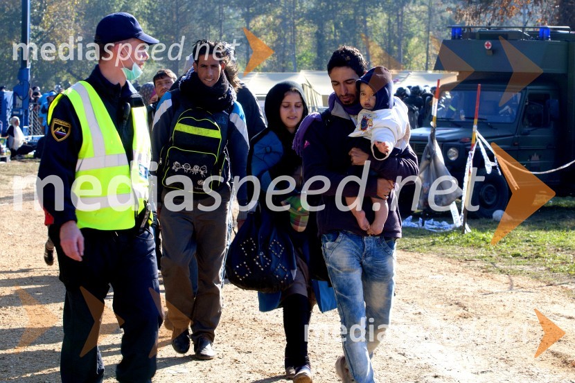 Begunce na mejnem prehodu Rigonce obiskal Borut Pahor