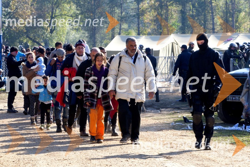 Begunce na mejnem prehodu Rigonce obiskal Borut Pahor