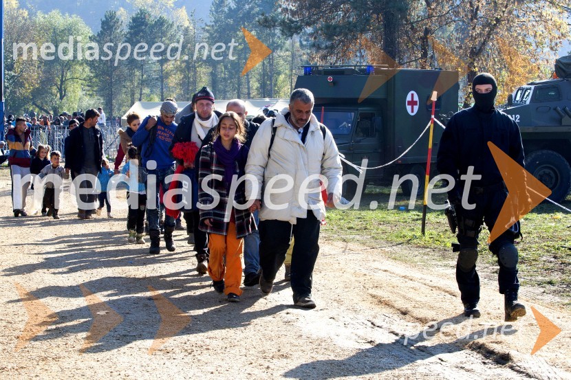 Begunce na mejnem prehodu Rigonce obiskal Borut Pahor