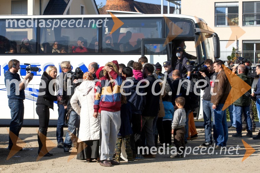 Begunce na mejnem prehodu Rigonce obiskal Borut Pahor