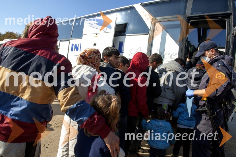 Begunce na mejnem prehodu Rigonce obiskal Borut Pahor