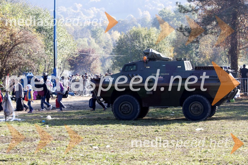 Begunce na mejnem prehodu Rigonce obiskal Borut Pahor