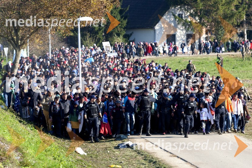 Begunce na mejnem prehodu Rigonce obiskal Borut Pahor