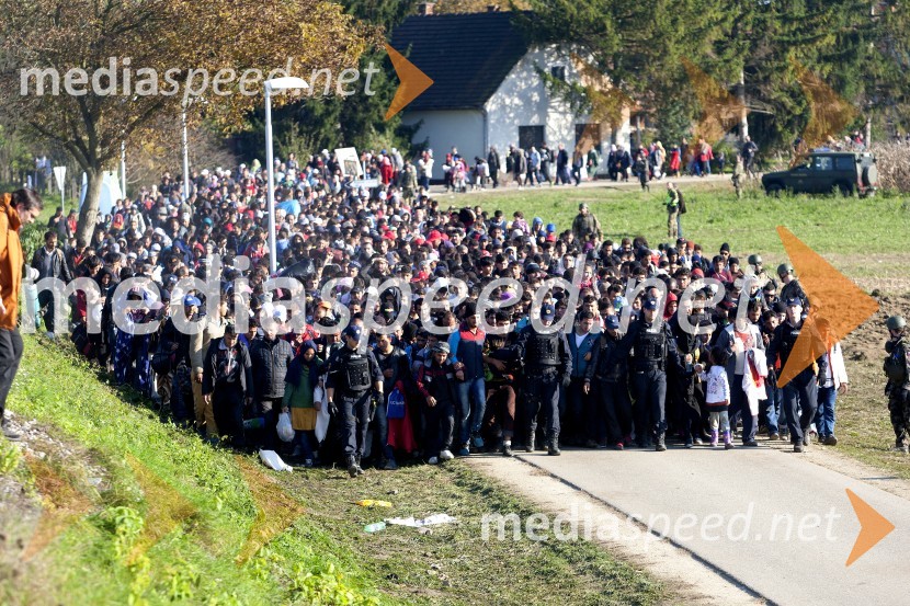Begunce na mejnem prehodu Rigonce obiskal Borut Pahor