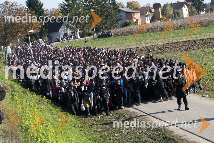 Begunce na mejnem prehodu Rigonce obiskal Borut Pahor