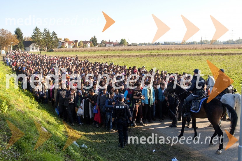 Begunce na mejnem prehodu Rigonce obiskal Borut Pahor