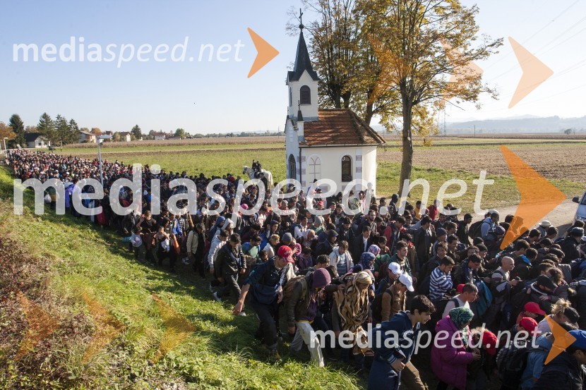 Begunce na mejnem prehodu Rigonce obiskal Borut Pahor
