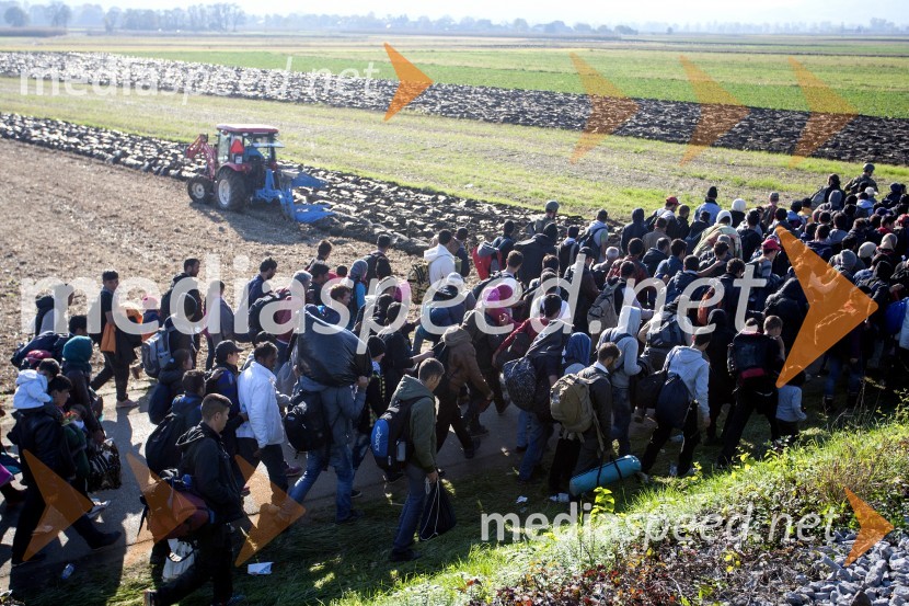 Begunce na mejnem prehodu Rigonce obiskal Borut Pahor