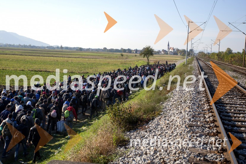 Begunce na mejnem prehodu Rigonce obiskal Borut Pahor