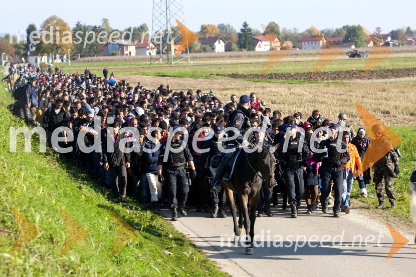 Begunce na mejnem prehodu Rigonce obiskal Borut Pahor