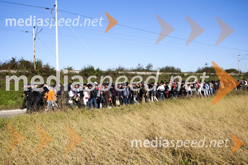 Begunce na mejnem prehodu Rigonce obiskal Borut Pahor