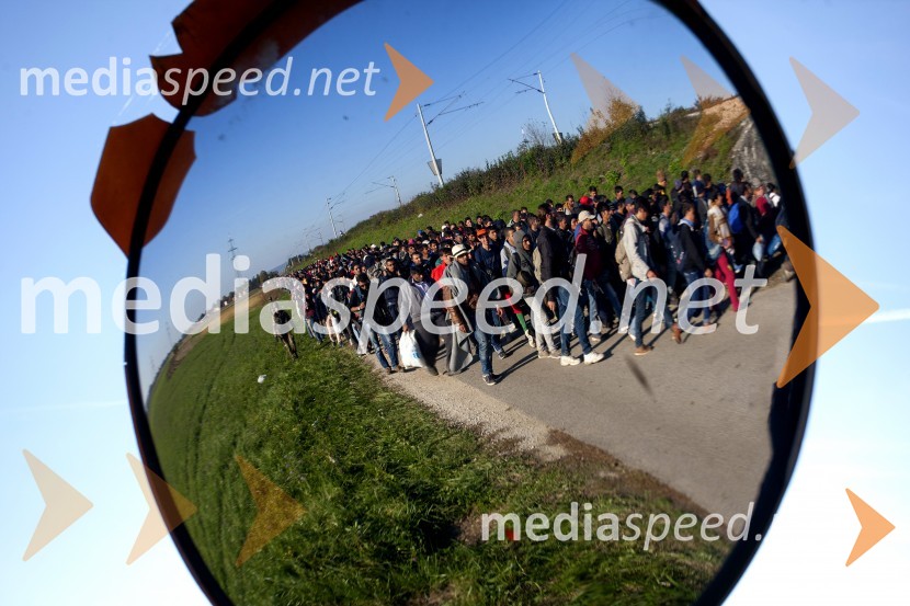 Begunce na mejnem prehodu Rigonce obiskal Borut Pahor