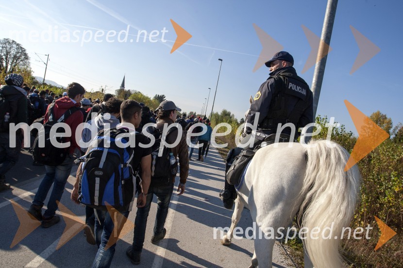 Begunce na mejnem prehodu Rigonce obiskal Borut Pahor