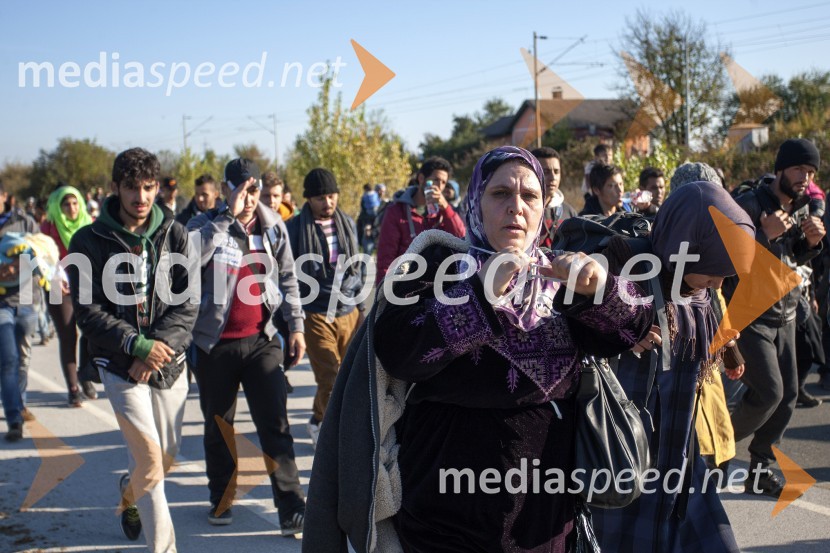 Begunce na mejnem prehodu Rigonce obiskal Borut Pahor