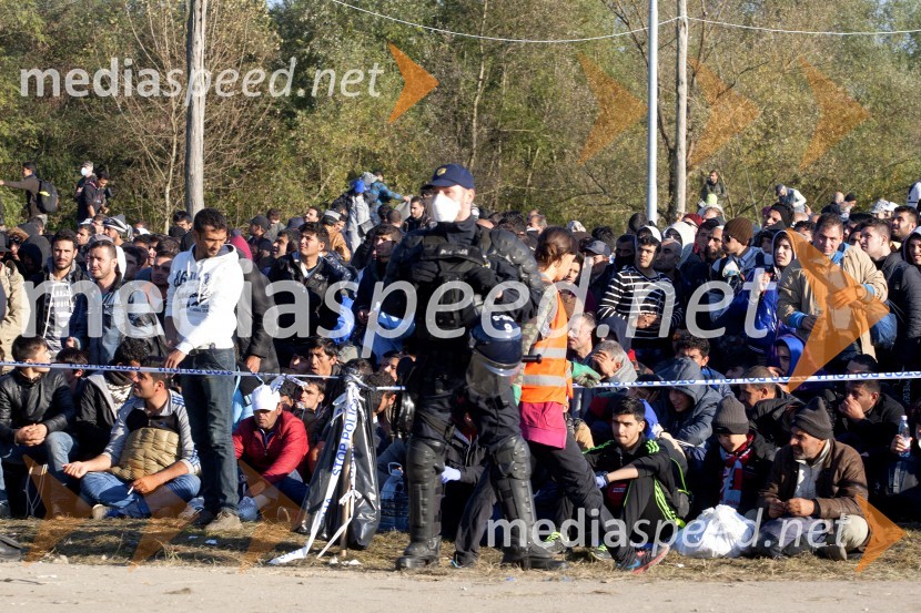 Begunce na mejnem prehodu Rigonce obiskal Borut Pahor