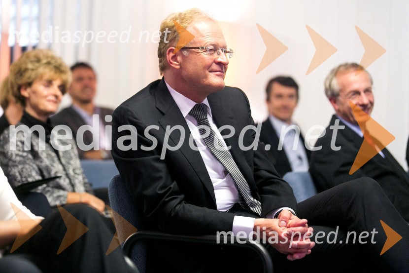  Janez  Škrabec, direktor Riko d.o.o., predsednik Slovensko-ruskega poslovnega sveta, predsednik Lions kluba Ljubljana IliriaPodelitev nagrad in štipendij Škrabčeve ustanove 2015