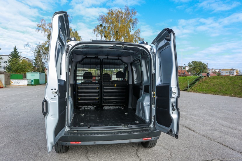 Fiat Doblo Cargo 1.6 Multijet 16v SX, nakladalna površina je ravna nad zadnjim branikomFiat Doblo Cargo 1.6 Multijet 16v SX, mediaspeed test