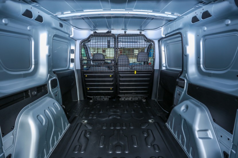Fiat Doblo Cargo 1.6 Multijet 16v SX, tovorni prostor ima zaščitno plastiko le na vratihFiat Doblo Cargo 1.6 Multijet 16v SX, mediaspeed test