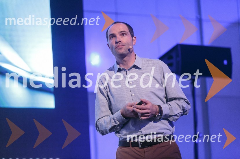  Robert Lešnik, vodja zunanjega oblikovanja, Mercedes-BenzMercedes-Benz Fashion Week: Predavanje Roberta Lešnika - Mercedes Design