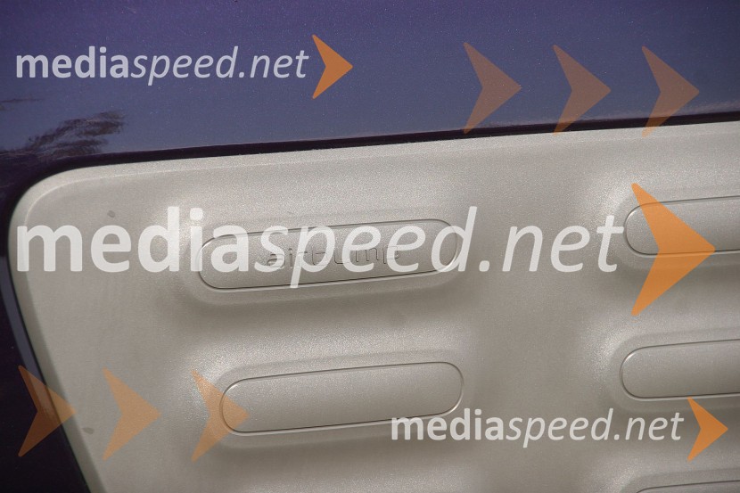 Citroën C4 Cactus Shine 1.6 BlueHDi, gumijasta obloga odporna proti udarcemCitroën C4 Cactus Shine 1.6 BlueHDi, mediaspeed test