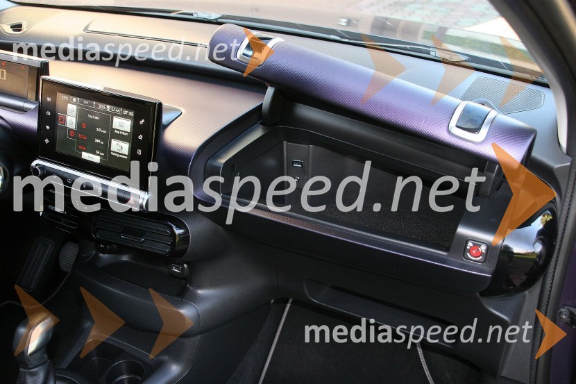 Citroën C4 Cactus Shine 1.6 BlueHDi, priročen predal pred sovoznikomCitroën C4 Cactus Shine 1.6 BlueHDi, mediaspeed test