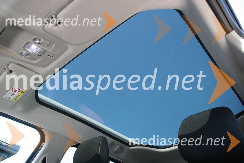 Citroën C4 Cactus Shine 1.6 BlueHDi, panoramska streha nima zaslonkeCitroën C4 Cactus Shine 1.6 BlueHDi, mediaspeed test
