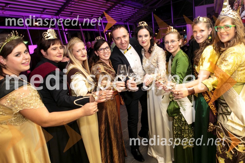  ... ;  Sabina  Valdhuber, Svečinska vinska kraljica;  ... ;  ... ;  Borut  Cvetko, kreativni direktor Mediaspeed;  Sandra Vučko, Vinska kraljica Slovenije 2015;  ... ;  ... ;  ... 1. Salon štajerskih mladih vin, PUBEC 2015