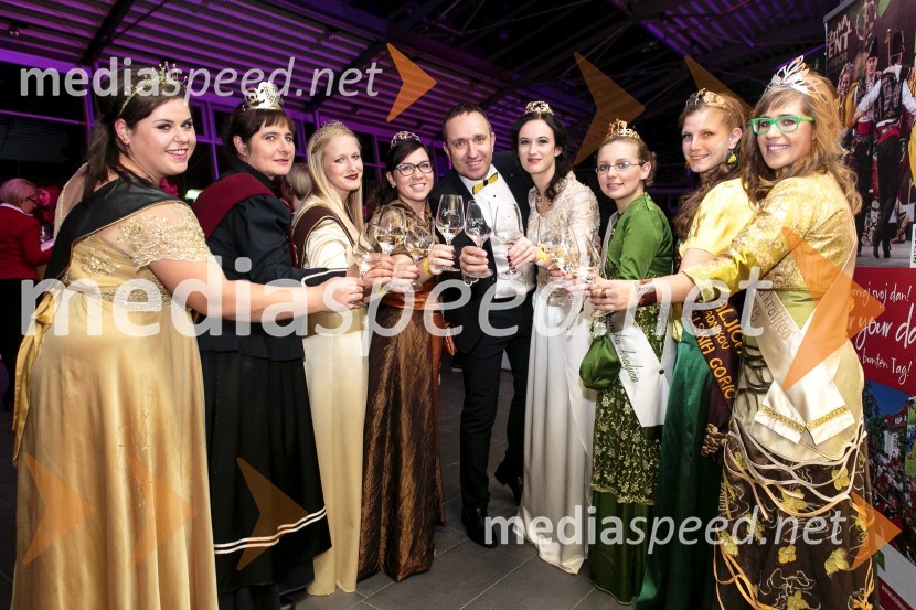  ... ;  Sabina  Valdhuber, Svečinska vinska kraljica;  ... ;  ... ;  Borut  Cvetko, kreativni direktor Mediaspeed;  Sandra Vučko, Vinska kraljica Slovenije 2015;  ... ;  ... ;  ... 1. Salon štajerskih mladih vin, PUBEC 2015