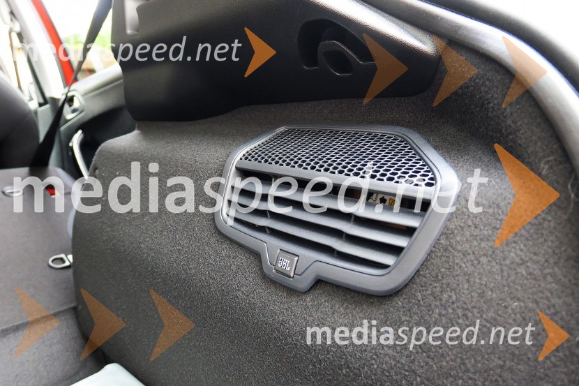Peugeot 208 Allure 1.2 PureTech 110 Stop&Start, JBL ozvočenje tudi v prtljažnikuPeugeot 208 Allure 1.2 PureTech 110 Stop&Start, mediaspeed test