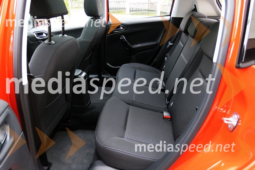 Peugeot 208 Allure 1.2 PureTech 110 Stop&Start, na zadnji klopi je prostor le, če sta sprednja sedeža pomaknjena precej naprejPeugeot 208 Allure 1.2 PureTech 110 Stop&Start, mediaspeed test