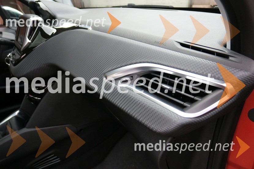 Peugeot 208 Allure 1.2 PureTech 110 Stop&Start, eleganca po obliki in materijaluPeugeot 208 Allure 1.2 PureTech 110 Stop&Start, mediaspeed test