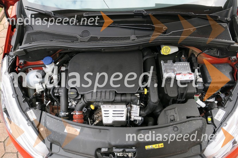 Peugeot 208 Allure 1.2 PureTech 110 Stop&Start, sodoben in prožen motorPeugeot 208 Allure 1.2 PureTech 110 Stop&Start, mediaspeed test