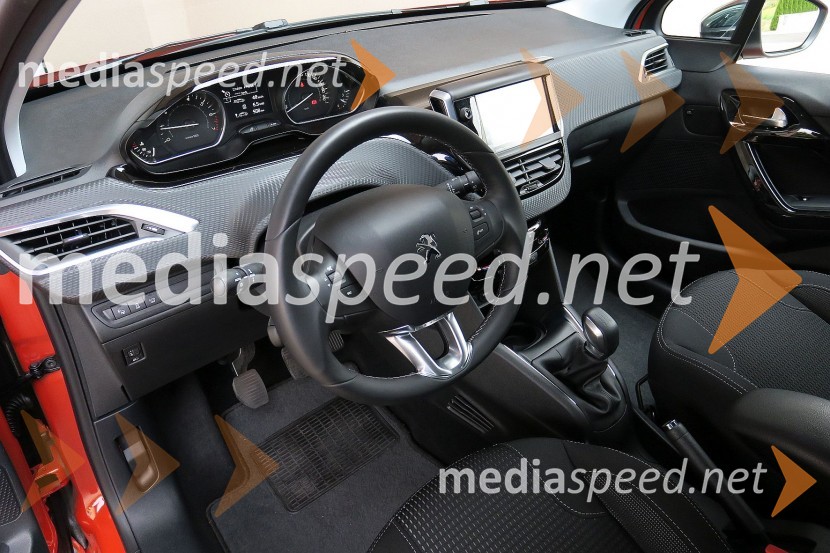 Peugeot 208 Allure 1.2 PureTech 110 Stop&Start, prijetna notranjostPeugeot 208 Allure 1.2 PureTech 110 Stop&Start, mediaspeed test