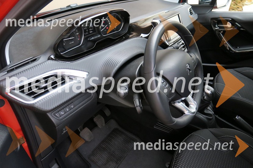 Peugeot 208 Allure 1.2 PureTech 110 Stop&Start, merilniki so potisnjeni proti steklu, volan pa v naročje voznikaPeugeot 208 Allure 1.2 PureTech 110 Stop&Start, mediaspeed test