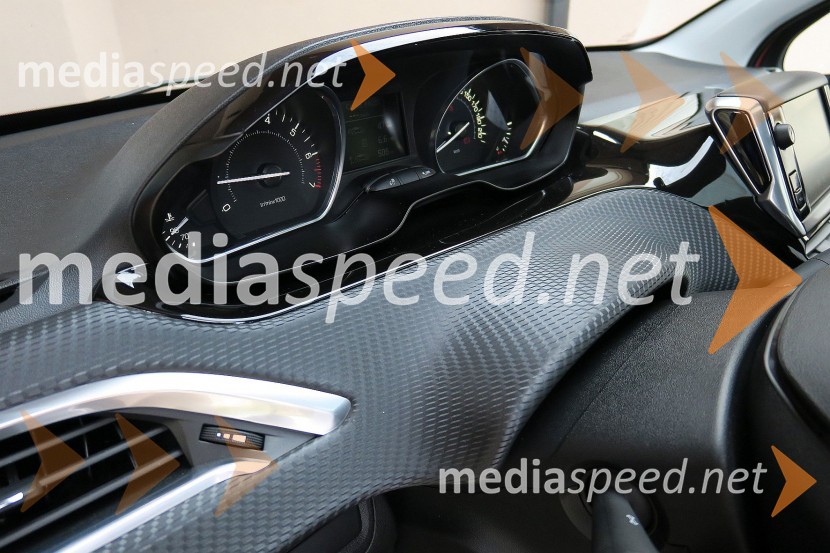 Peugeot 208 Allure 1.2 PureTech 110 Stop&Start, merilniki so globoko od volanaPeugeot 208 Allure 1.2 PureTech 110 Stop&Start, mediaspeed test