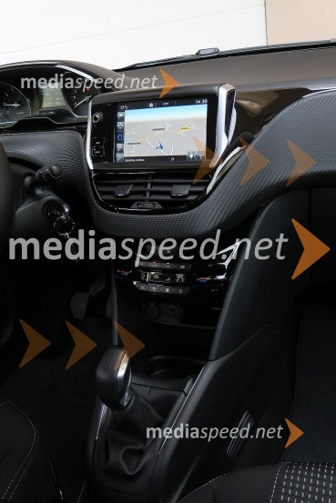 Peugeot 208 Allure 1.2 PureTech 110 Stop&Start, prečiščena sredinska konzolaPeugeot 208 Allure 1.2 PureTech 110 Stop&Start, mediaspeed test