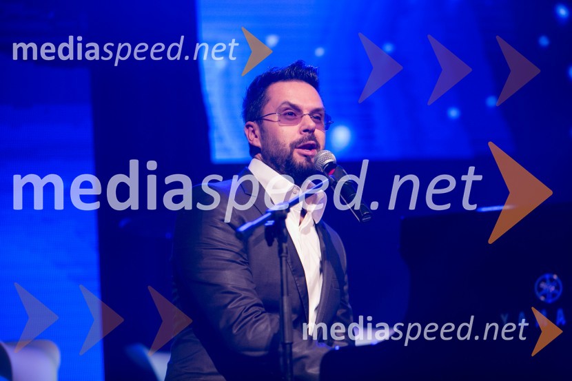  Petar Grašo, pevecFemme Fatale 2015 je Nuška Drašček