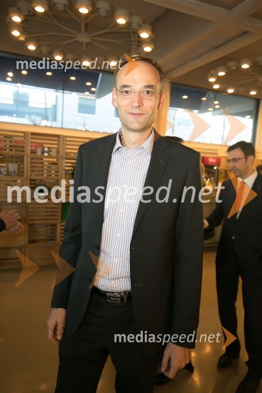  Aleksander Salkič, vodja službe za odnose z javnostmi PetrolMartinovanje z vinsko kletjo P&F Jeruzalem