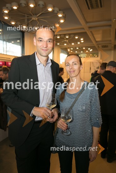  Aleksander Salkič, vodja službe za odnose z javnostmi Petrol;  Mojca SalkičMartinovanje z vinsko kletjo P&F Jeruzalem