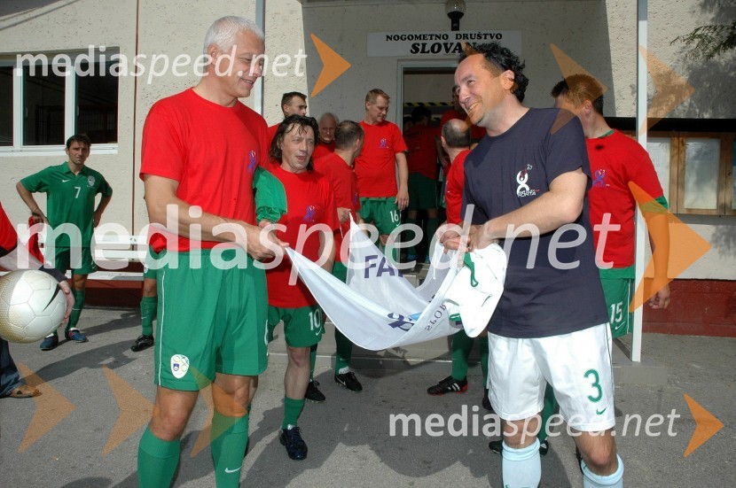 Drago Kos, predsednik protikorupcijske komisije, ki ima tudi licenco za sojenje mednarodnih nogometnih tekem in Slaviša Stojanović, trener NK DomžaleSrce športa - dan fairplaya