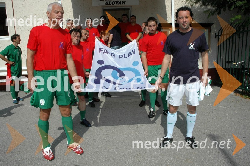 Drago Kos, predsednik protikorupcijske komisije, ki ima tudi licenco za sojenje mednarodnih nogometnih tekem in Slaviša Stojanović, trener NK DomžaleSrce športa - dan fairplaya