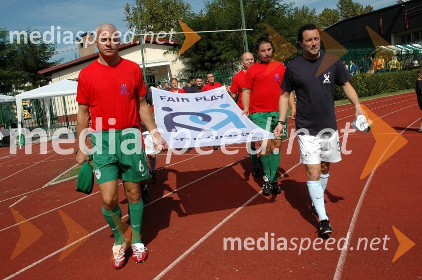 Drago Kos, predsednik protikorupcijske komisije, ki ima tudi licenco za sojenje mednarodnih nogometnih tekem in Slaviša Stojanović, trener NK DomžaleSrce športa - dan fairplaya