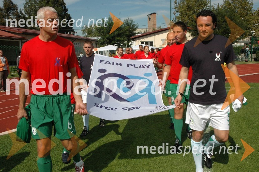 Drago Kos, predsednik protikorupcijske komisije, ki ima tudi licenco za sojenje mednarodnih nogometnih tekem in Slaviša Stojanović, trener NK DomžaleSrce športa - dan fairplaya